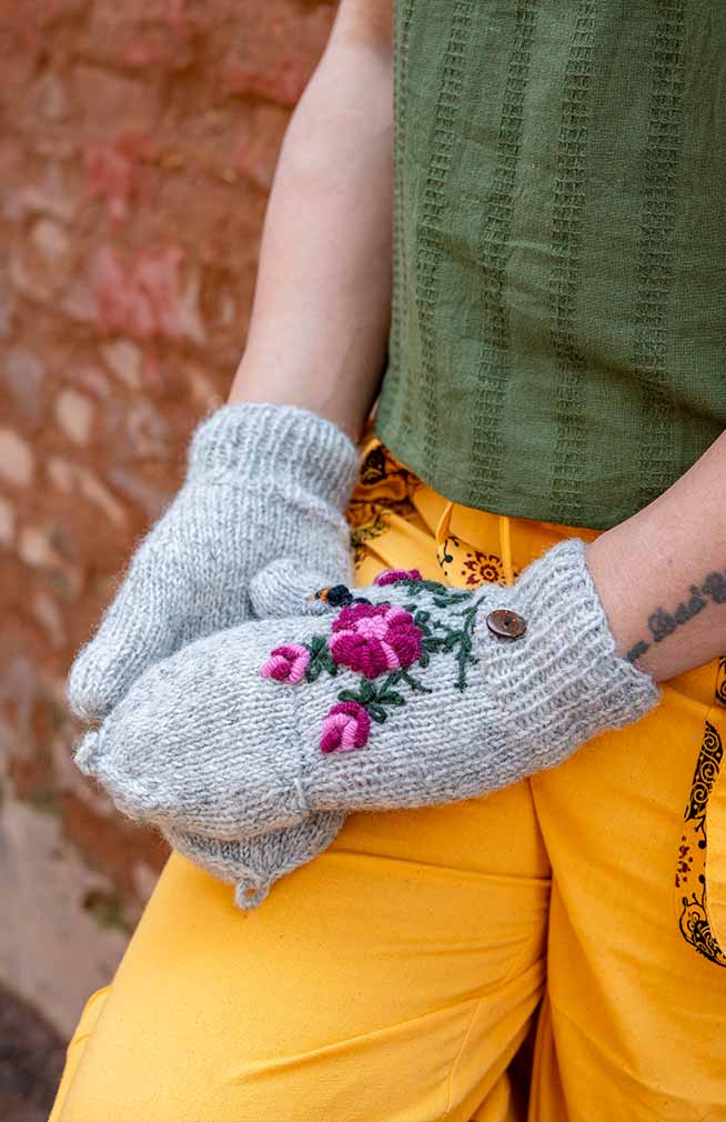 Knit Wool Glitten w/Flower & Bee Embroidery