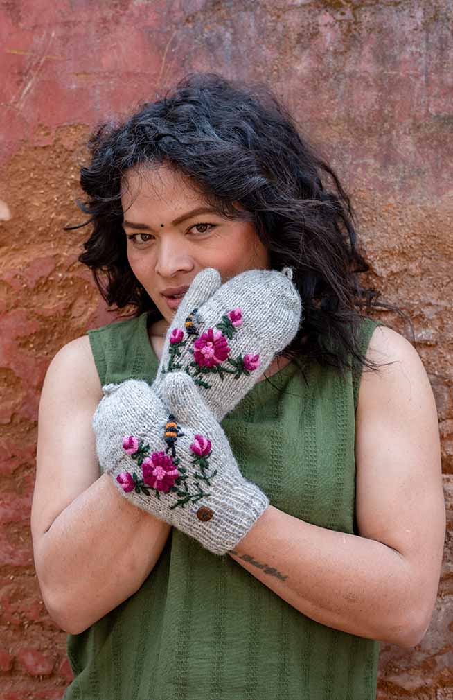 Knit Wool Glitten w/Flower & Bee Embroidery