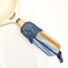 Load image into Gallery viewer, Cat Skillet Handle Holder
