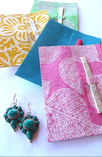 Gift envelope with paper enclosures