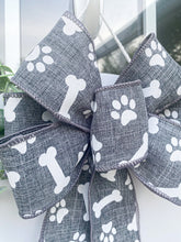 Load image into Gallery viewer, Welcome Paw Print Door Hanger
