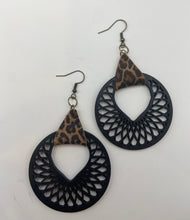 Load image into Gallery viewer, Leopard Swirl Hoop Earring
