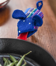 Load image into Gallery viewer, Mouse Skillet Handle Holder
