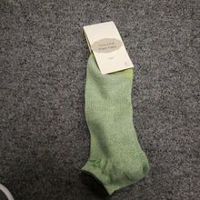 Load image into Gallery viewer, Adult Ankle Socks that Build Homes
